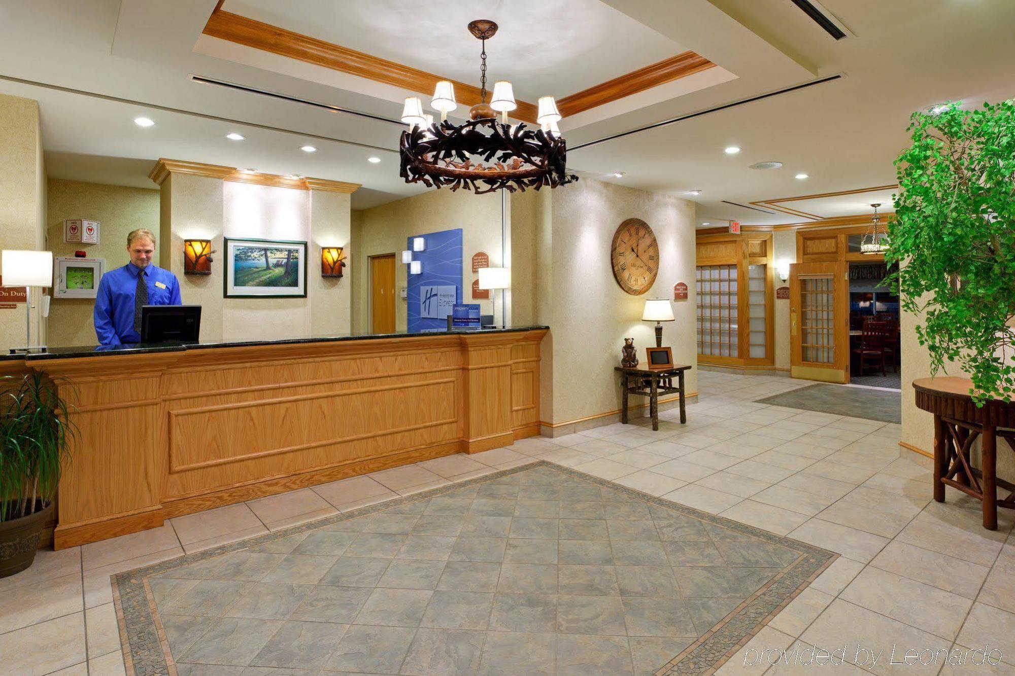 Holiday Inn Express Hotel & Suites Watertown - Thousand Islands By Ihg Esterno foto