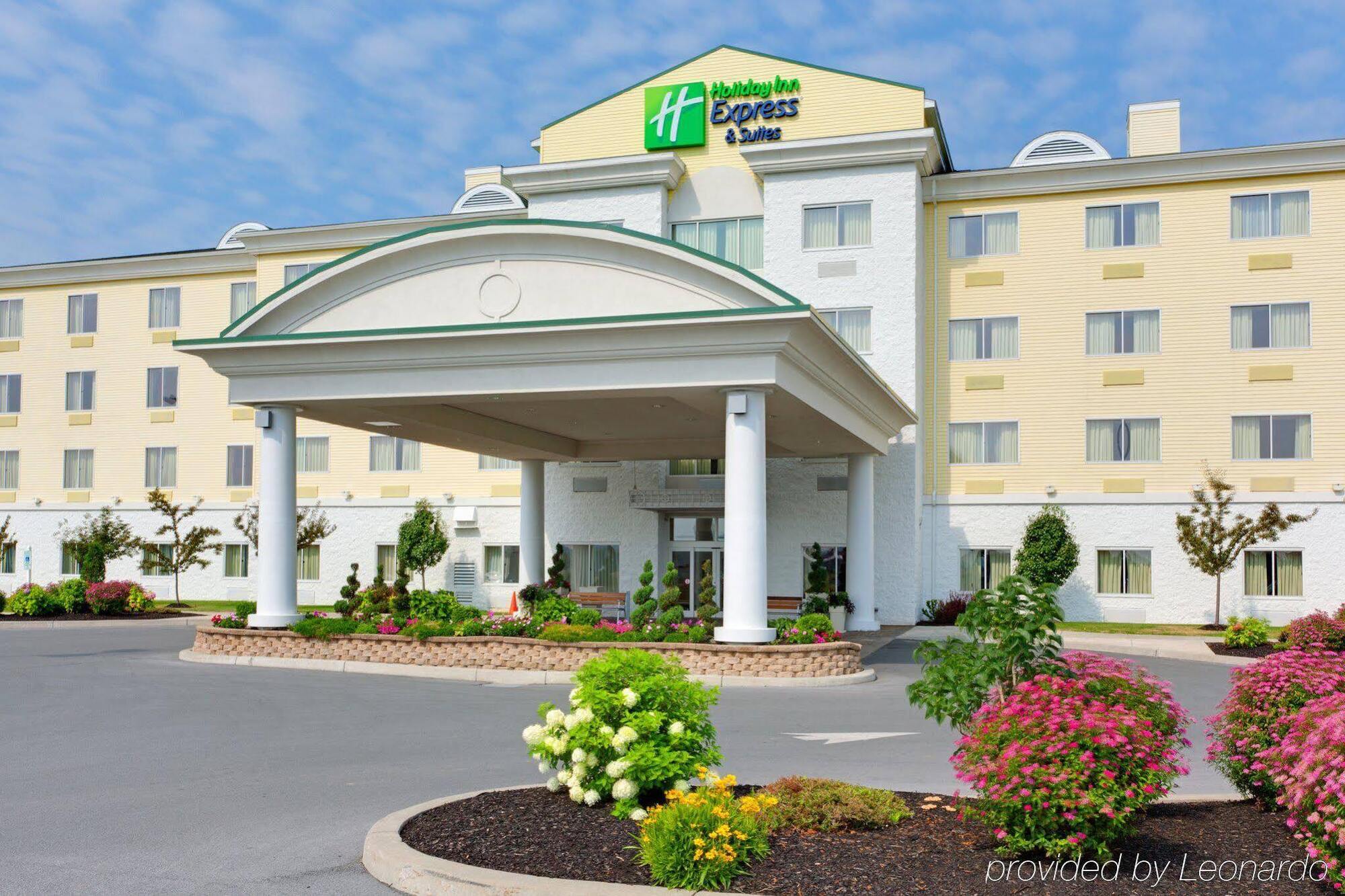 Holiday Inn Express Hotel & Suites Watertown - Thousand Islands By Ihg Esterno foto